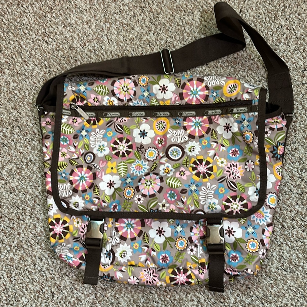LeSportsac - Large Messenger Travel Bag - Comes with matching pouch - EUC